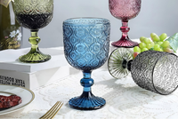 Vente en gros de 5 styles de gobelets à vin vintage verts embossés, verrerie de luxe rétro colorée pour la décoration de mariages, de fêtes et d'événements