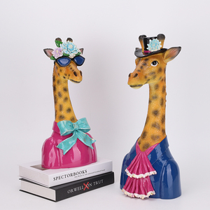 Statuetta in Resina Redeco Chic Giraffa con Occhiali da Sole e Cappello, Decorazione Moderna per la Casa, Regalo Personalizzato all'Ingrosso - Product Image 2
