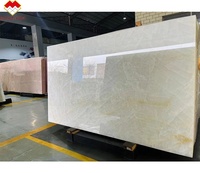 Dalle naturelle rétro-éclairée par LED de conception moderne de marbre d'onyx blanc de fissure de glace translucide pour le mur de fond de villa prix par mètre carré