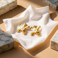 Pendientes de Acero Inoxidable con Baño de Oro de 18K y Diseño de Flor con Perlas de Imitación y Recubrimiento PVD