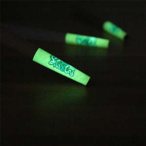 Papel de fumar personalizado con puntas que brillan en la oscuridad para fumar en una tabacaria. - Product Image 1
