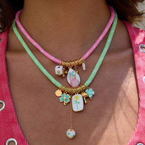 Encantador Collar con Colgante de Acero Inoxidable y Oro de 18K con Diamantes y Diseño de Trébol Verde, Joyería de Regalo - Product Image 3