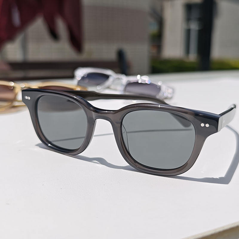 สีเทาใสเข้ม