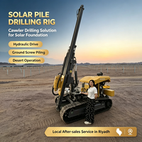 Foreuse hydraulique APCOM Crawler pour pieux photovoltaïques, piqueteuse solaire pour ferme photovoltaïque en milieu désertique