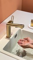 Robinet de lavabo de luxe carré en laiton brossé doré, mitigeur d'eau chaude et froide, avec douchette extractible pour salle de bain