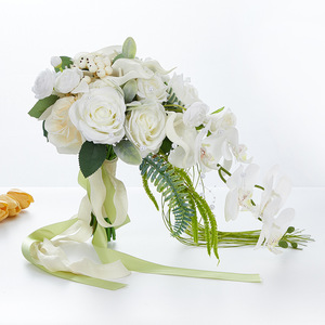 <span class=keywords><strong>Bouquet</strong></span> de mariage Saint Valentin fait à la main de luxe <span class=keywords><strong>Bouquet</strong></span> de mariée <span class=keywords><strong>blanc</strong></span> fleurs artificielles <span class=keywords><strong>vert</strong></span> thème sauvage cascade Rose <span class=keywords><strong>Bouquet</strong></span> - Product Image 3