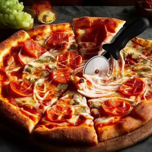 Tagliapizza con lama in acciaio inossidabile e manico nero per un facile taglio della pizza - Product Image 3