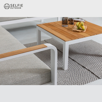 Ensemble table et chaises de banquet d'extérieur moderne en teck et aluminium, marque Selfie, pour école, salle de bain, hôtel, villa, chambre, hôpital