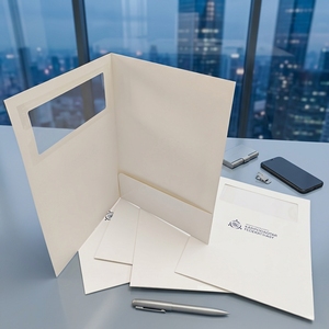 Dossier de présentation personnalisé avec fenêtre découpée <span class=keywords><strong>en</strong></span> plastique transparent, finition brillante et laminée - Product Image 1