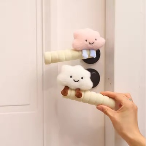 1個入り 静電気防止スポンジ製ドアノブカバー - 可愛いぬいぐるみ3Dクラウドアクセサリー 女の子の寝室用ドアハンドルカバー 冬の家の装飾 - Product Image 1