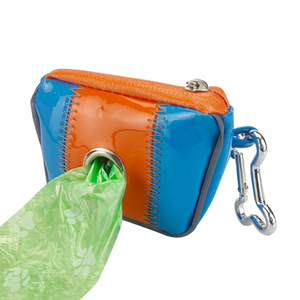 Distributeur de sacs à déjections canines portable, couleur orange, en cuir miroir avec mousqueton pour utilisation en extérieur - Product Image 1