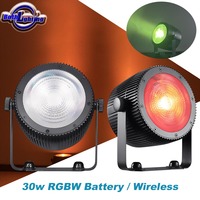 Projecteur LED RGBW sans fil sur batterie avec télécommande et contrôle par application pour scène et événements
