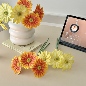 ดอกเดซี่ประดิษฐ์ช่อดอกไม้พีวีซีจำลองสูงสำหรับตกแต่งงานแต่งงานและบ้าน - Product Image 3