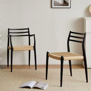 Chaise de salle à manger en bois massif de style nordique, couleur noyer, avec dossier vintage et assemblage à mortaise et tenon, idéale pour les petits appartements - Product Image 2