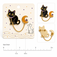 Halloween Schwarze Katzen-Brosche mit Mondanhänger, Weiche Emaille-Anstecknadel, Gruseliger Schmuck, Großhandel Anstecknadeln, Kundenspezifische Metallabzeichen, OEM-Fabrik