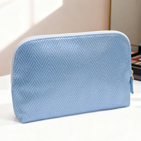 Trousse de Toilette Demi-Lune Luxe Discret en Cuir Vegan Motif Chevrons avec Doublure Léopard pour Femme – Essentiels de Voyage et Vacances Personnalisables