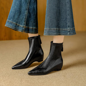 Botín de Mujer con Tacón Grueso y Punta Cuadrada, Cómodo y Multifuncional, con un Diseño de Estilo Retro - Product Image 2