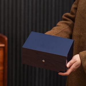 Elegante Scatola per <span class=keywords><strong>Orologi</strong></span> in Legno Blu Navy Lucido, Contenitore di Lusso Rettangolare Resistente agli Urti, Design Premium Adatto a Tutti gli <span class=keywords><strong>Orologi</strong></span> - Product Image 3