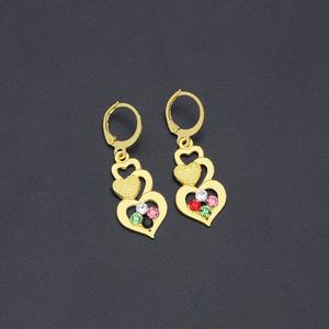 Jxx Direct Supply Nouveauté Boucles d'oreilles en zircon plaqué or 24 carats multicolores en forme de cœur pour femme - Product Image 3