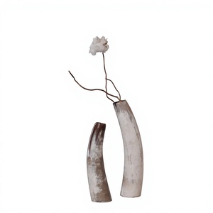 Vase en corne de buffle fait main, forme naturelle, récipient décoratif rustique pour la décoration de la maison - Product Image 1