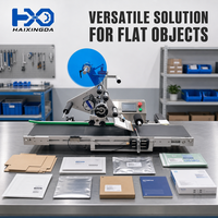 Machine d'étiquetage automatique industrielle pour surfaces planes supérieures de boîtes, cartons et sachets avec applicateur d'autocollants adhésifs