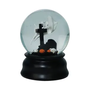 Fabricant Vente en gros Boule à neige personnalisée Cadeaux et artisanat Figurine en résine Insérer des ornements de boule à neige pour Halloween et Noël