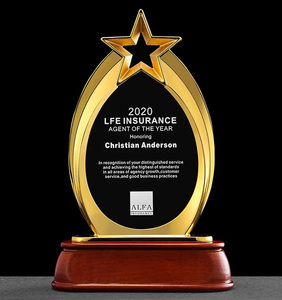 كأس أكريليك معدني ذهبي شخصي بنجمة مع قاعدة خشبية - Product Image 1