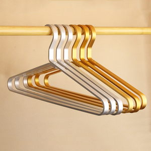 Premium oro opaco <span class=keywords><strong>in</strong></span> alluminio appendiabiti <span class=keywords><strong>in</strong></span> <span class=keywords><strong>metallo</strong></span> giacca appendiabiti pesante appendiabiti per giacca pantaloni <span class=keywords><strong>guardaroba</strong></span> - Product Image 2