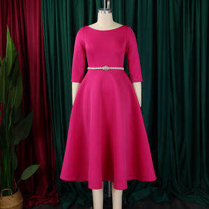 Vestido de noche de manga larga en color liso con cintura delicada que estiliza y cinturón de perlas para fiesta de otoño - Product Image 3