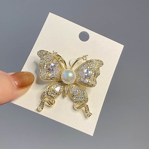 Broche de mariposa de moda con perla y circonita, pin de aleación para mujer, accesorio para ropa - Product Image 1