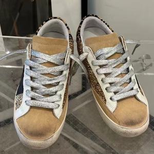 Chaussures décontractées de luxe en cuir véritable avec logo personnalisé de haute qualité, baskets en dentelle blanches de style camouflage, authentiques et de marque. - Product Image 4