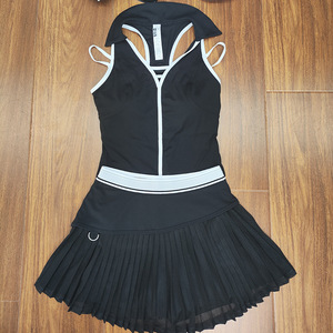 Nouvelle Collection : Tenues de Pickleball pour Femmes – Ensembles Jupe et Haut Color Block, Col en V, pour Padel, Gym et Tennis – Ensemble 2 Pièces - Product Image 3