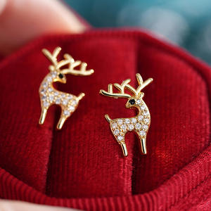 Boucles d'oreilles clous en alliage plaqué or E3469, motif cerf avec micro-incrustation de pierres rondes taille brillant, design animal mignon, bijou unisexe, cadeau - Product Image 4