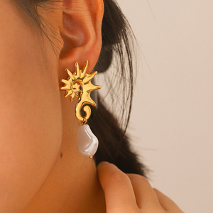 Delicados pendientes de perlas con forma de caballito de mar, impermeables, duraderos, de acero inoxidable, a la moda, para mujer. - Product Image 1