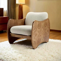 Moderner Holzrahmen-Akzentstuhl mit Teddy-Stoffpolsterung, unregelmäßiger geschwungener Armlehne im Wabi-Sabi-Stil für Wohnzimmer, Hotel und Freizeitmöbel