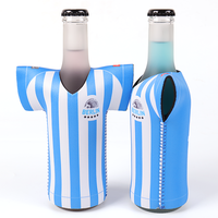 Vente en gros de refroidisseurs de canettes de bière en néoprène pour t-shirts de sport imprimés, Coozie isotherme premium avec logo personnalisé, excellent cadeau pour les amateurs de sport
