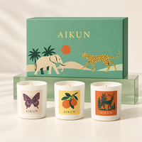 Ensemble cadeau de bougies blanches AIKUN avec trois étiquettes illustrées, logo personnalisé et emballage pour cadeaux de marque