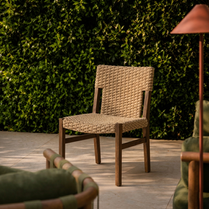 Chaise de salle à manger moderne en teck massif, robuste, écologique et durable, pour restaurants, cafés et hôtels, vente en gros européenne - Product Image 1