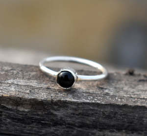 แหวนเงินแท้ 925 นิลดํา พลอยธรรมชาติ เครื่องประดับเงินทํามือสวยงาม - Product Image 1