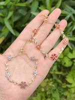 Bracelet en chaîne dorée avec perles de cristal colorées, breloques pendantes en zircon et gemmes de formes variées (cœur, carré, ovale, goutte d'eau, marquise)