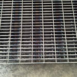 Grille en acier au carbone galvanisé à chaud - Antidérapante, à dents, robuste pour passerelles industrielles et couvercles de fossés de villas - Product Image 1