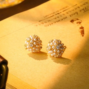 Pendientes de Perlas con Microincrustaciones Exquisitas, Modernos, de Alta Gama, Lujosos y Versátiles con un Brillo Intenso y Personalizados - Product Image 6