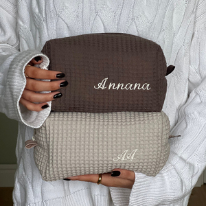 Женская дорожная косметичка большой вместимости с вышитым логотипом на заказ, хлопковая, коричневая, вафельная текстура - Product Image 2