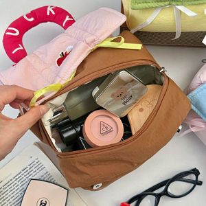 Sac Cosmétique Portable en Polyester Écologique à Fermeture Éclair, Forme Maison Mignonne, Grande Capacité, avec Poignée Souple, Motif Dessin Animé, Vente en Gros - Product Image 4