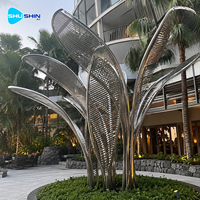 Abri solaire extérieur en acier inoxydable durable, sculpture en forme de grande feuille tropicale, pour hôtels, complexes hôteliers, piscines, villas et jardins