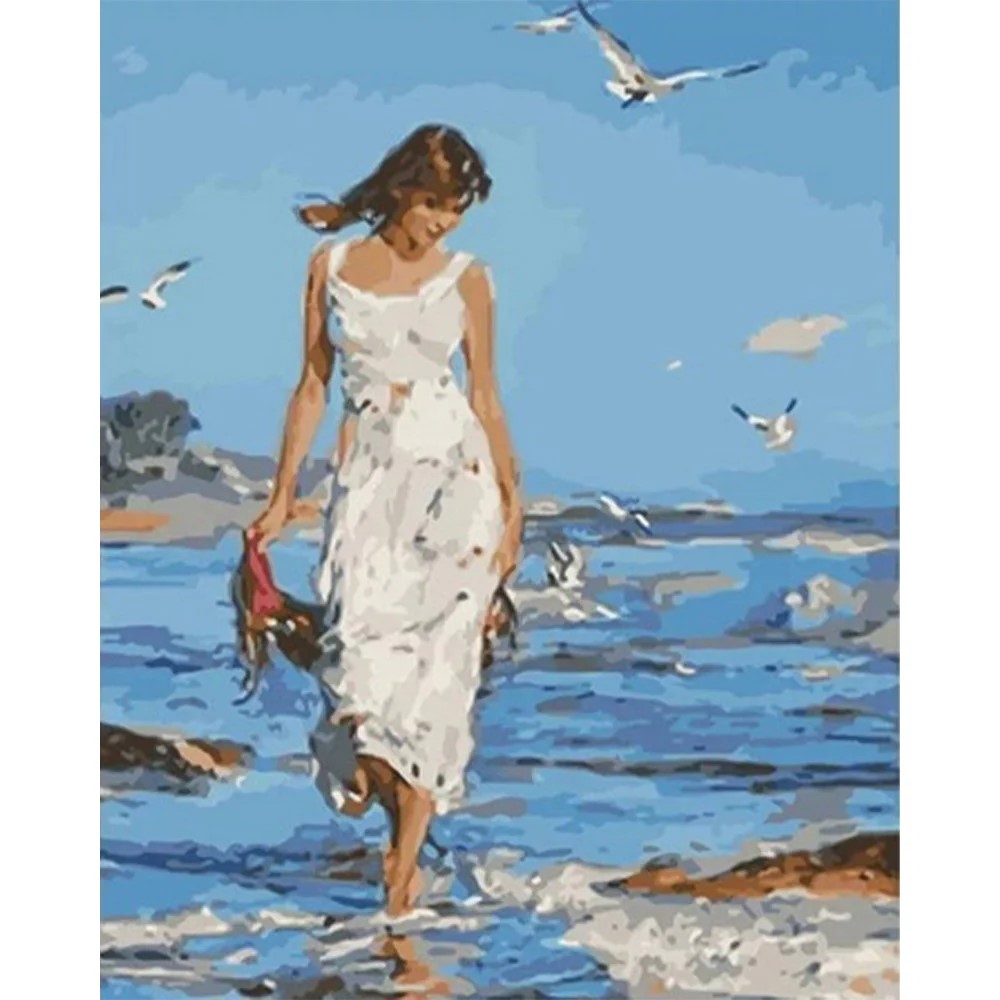 Femme marchant dans la plage de la mer