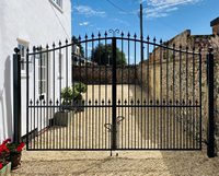 Normes australiennes Porte en fer forgé Clôture en acier Porte d'allée Villa Portes battantes Système de porte de clôture en métal pour la sécurité
