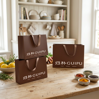 Fabrication sur mesure de sacs cadeaux de luxe en papier d'art de haute qualité, faits à la main, pour boutiques de vêtements, avec estampage à chaud et poignée en ruban.