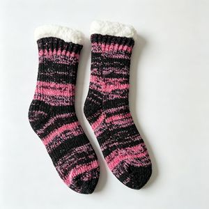 Chaussettes pantoufles doublées en sherpa avec logo personnalisé pour <span class=keywords><strong>femmes</strong></span>, chaussettes d'hiver épaisses, chaudes, en tricot, moelleuses, avec grip antidérapant, faible MOQ - Product Image 4