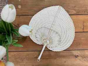 Abanicos de mano personalizables al por mayor de bambú vietnamita, con forma de corazón, tejidos a mano, de ratán y rafia, elegantes y en blanco. - Product Image 6